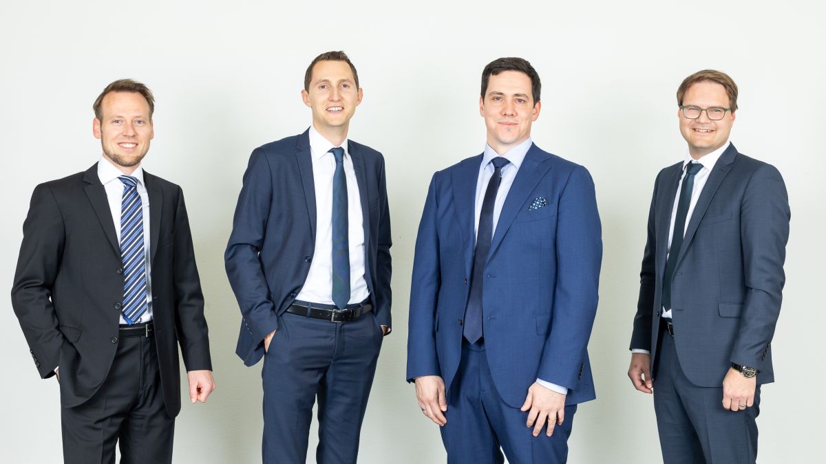 Die i2 Group Gründer (L-R) Dominik Hertig (Head of legal and operations), Gregor Stadelmann (CEO), Marco Müller (Head of strategy and business development), Markus Benz (Head of technology).