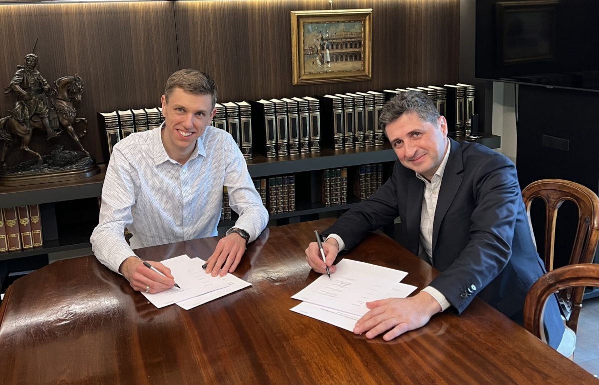 Marco Hochstrasser, Co-Founder and CEO Nexoya, and Marco Caradonna, Co-Founder and Managing Partner BlackSheep MadTech Fund signing the contract.