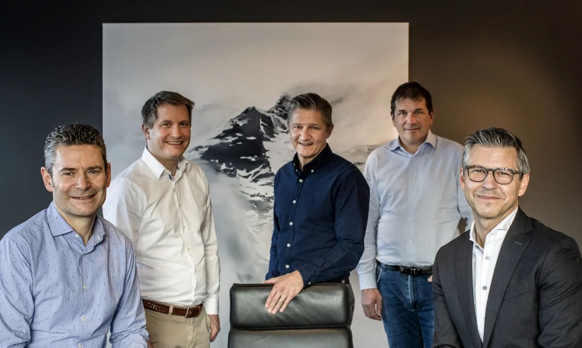 Im Titelbild von links: Alwin Meyer (swisspeers), Stefan Nägeli (swisspeers), Beat Röthlisberger (Stv. CEO BLKB & Verwaltungsrat von swisspeers), Andreas Hug (Swisspeers), John Häfelfinger (CEO BLKB)
